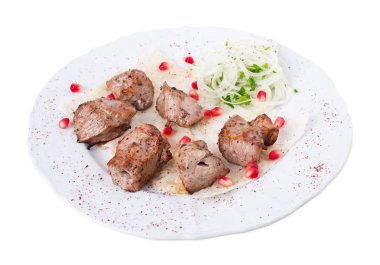 Lezzetli sığır eti şiş kebap pide üzerinde.