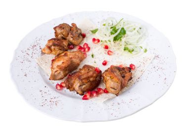 Lezzetli sığır eti şiş kebap pide üzerinde.