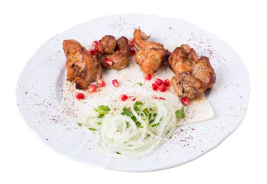 Lezzetli sığır eti şiş kebap pide üzerinde.