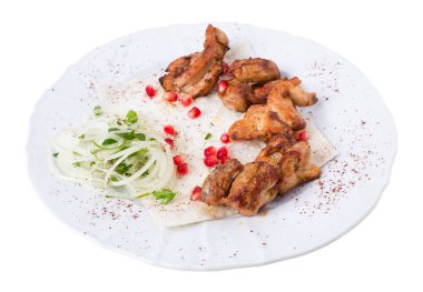 Lezzetli sığır eti şiş kebap pide üzerinde.