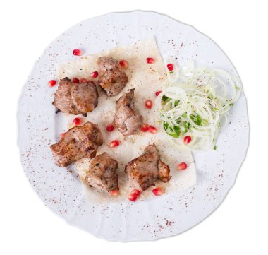 Lezzetli sığır eti şiş kebap pide üzerinde.