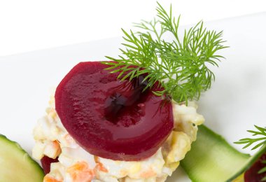 Pancar ve soğan ile geleneksel ringa balığı salatası.