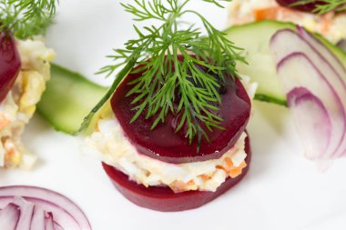 Pancar ve soğan ile geleneksel ringa balığı salatası.