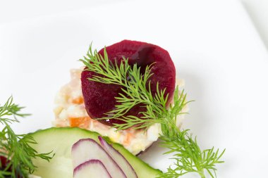 Pancar ve soğan ile geleneksel ringa balığı salatası.