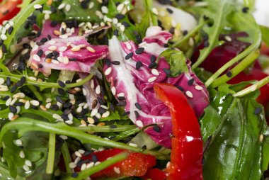 Susam ile taze otlar salata.