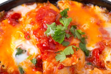 Haşlanmış tavuk domates ve soğan ile.