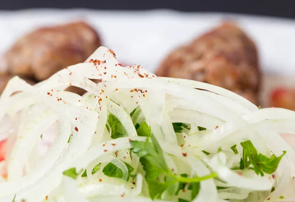 Bawang pedas dengan shish kebab . — Stok Foto