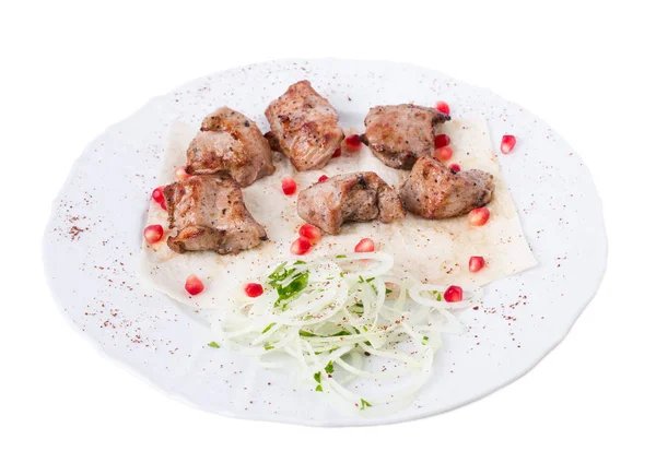 Lezzetli sığır eti şiş kebap pide üzerinde.