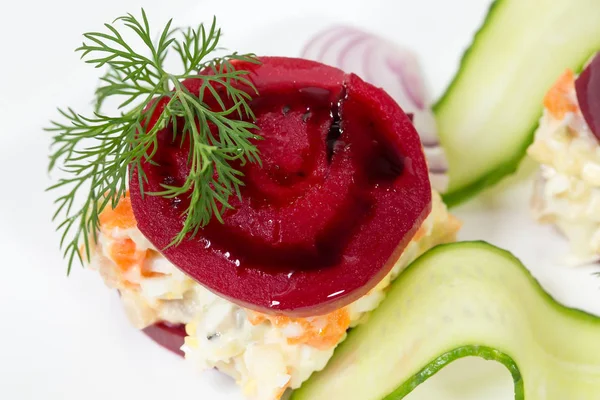 Pancar ve soğan ile geleneksel ringa balığı salatası.