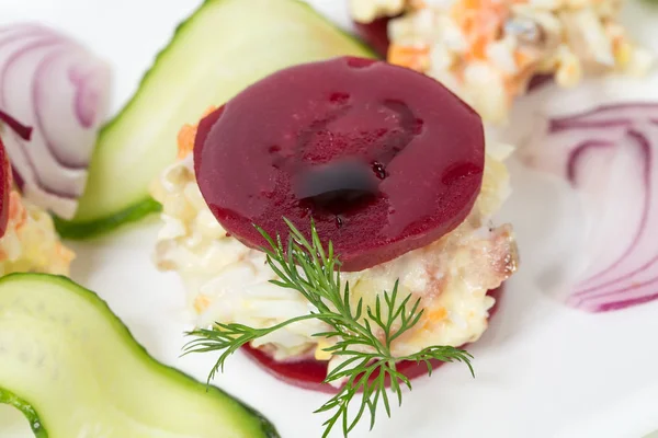 Pancar ve soğan ile geleneksel ringa balığı salatası.