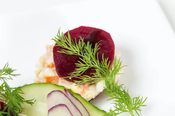 Pancar ve soğan ile geleneksel ringa balığı salatası.