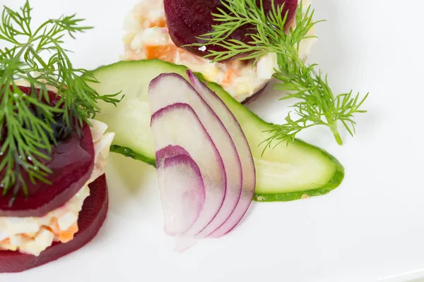 Pancar ve soğan ile geleneksel ringa balığı salatası.