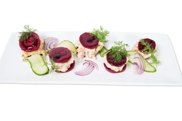 Traditionele haring salade met bieten en uien. — Stockfoto