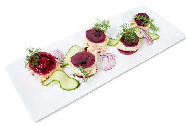 Traditionele haring salade met bieten en uien. — Stockfoto