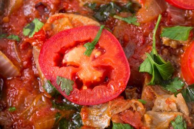 Haşlanmış Dana fileto domates ve soğan ile.