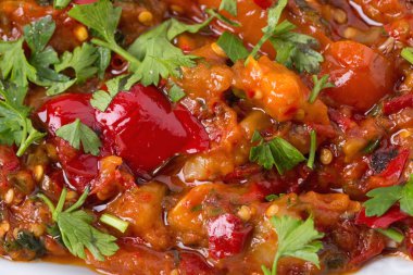 Fırında patlıcan ve kırmızı biber.