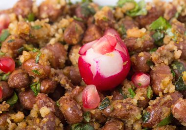 Barbunya gelen lezzetli Gürcü meze.