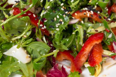 Susam ile taze otlar salata.