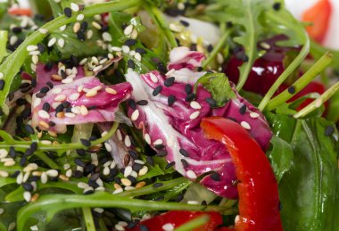 Susam ile taze otlar salata.