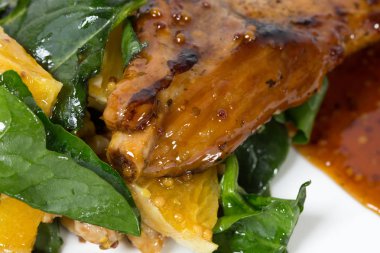 Izgara domuz fileto ıspanak salatası ile.