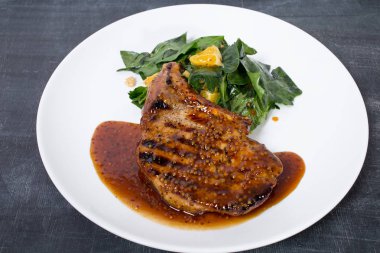 Izgara domuz fileto ıspanak salatası ile.