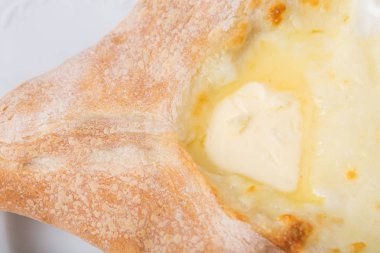 Gürcü khachapuri pasta yumurta ve peynir ile.
