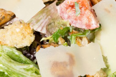 Kızarmış tavuklu Sezar salatası..