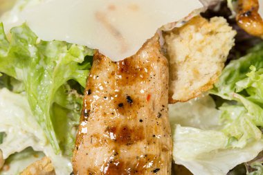 Kızarmış tavuklu Sezar salatası..