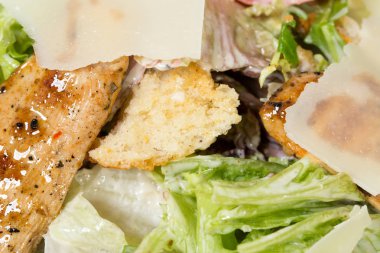 Kızarmış tavuklu Sezar salatası..