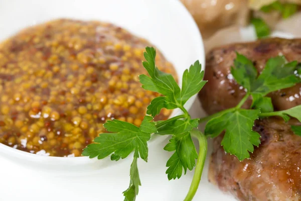 Schüssel mit Senf Nahaufnahme. — Stockfoto