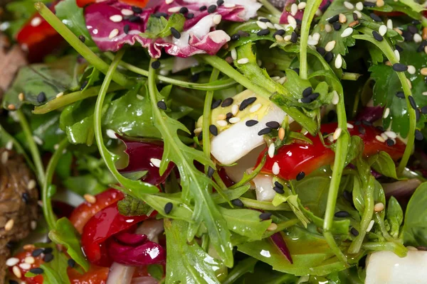 Susam ile taze otlar salata.