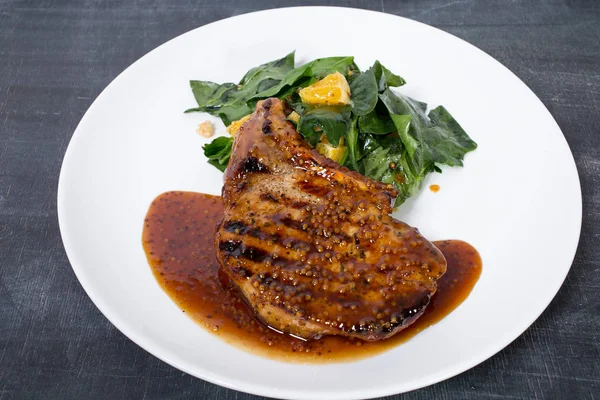 Izgara domuz fileto ıspanak salatası ile.