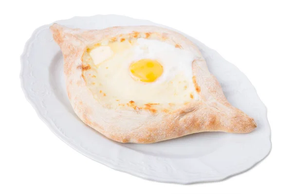 Gürcü khachapuri pasta yumurta ve peynir ile. — Stok fotoğraf