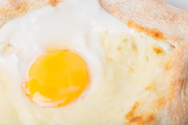 Pastel de khachapuri georgiano con huevo y queso . —  Fotos de Stock