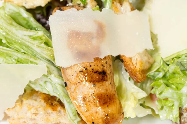 Caesar-Salat mit gegrilltem Huhn. — Stockfoto