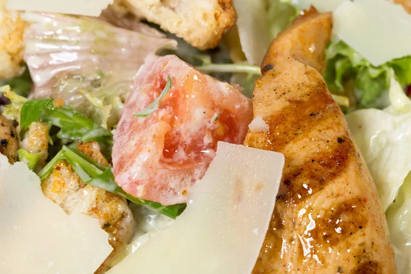 Caesar salad with grilled chicken. — Stock Photo, Image