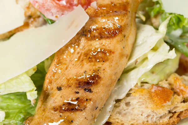 Kızarmış tavuklu Sezar salatası..