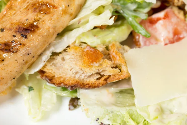 Kızarmış tavuklu Sezar salatası..