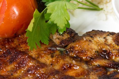 Izgara tavuk tabaka domates ile.