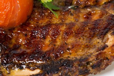 Izgara tavuk tabaka domates ile.