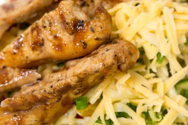 Lezzetli salata ile peynir ve tavuk fileto.