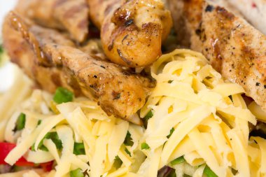 Lezzetli salata ile peynir ve tavuk fileto.