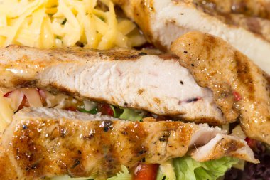 Lezzetli salata ile peynir ve tavuk fileto.