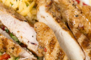 Lezzetli salata ile peynir ve tavuk fileto.