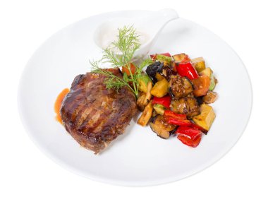 Izgara domuz fileto ile sebze pişmiş.