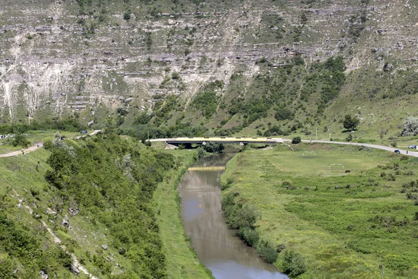 Brücke über den Fluss. — Stockfoto