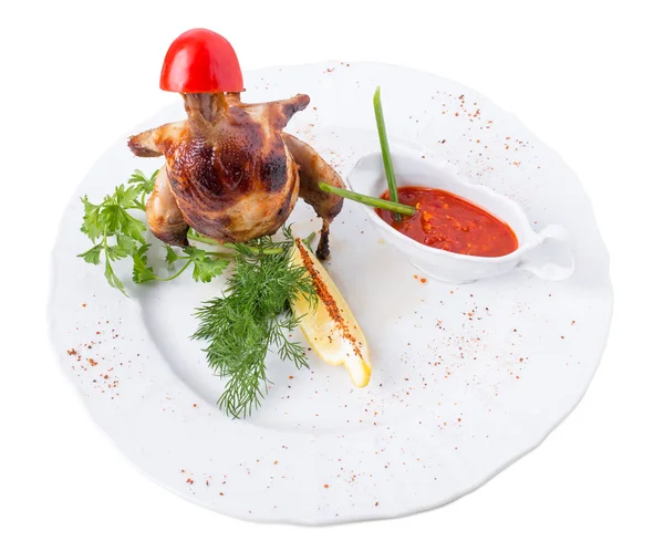 Leckeres gegrilltes Hühnchen mit Tomatensauce. — Stockfoto