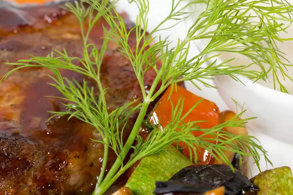 Frischer Dill auf Schweinefilets. — Stockfoto