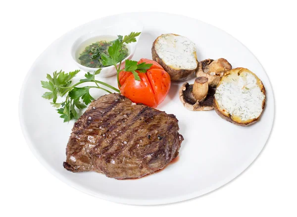 Hovězí steak s chimichurri omáčkou a zeleninou. — Stock fotografie