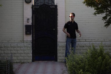 Kişi ve şehir.